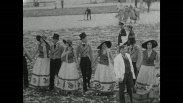 1927年，布宜诺斯艾利斯狂欢节上，一群穿着复古服装的人们等待着游行。几组人在镜头前摆姿势。视频素材