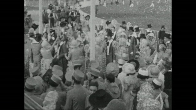 1927年，布宜诺斯艾利斯狂欢节上，一群穿着复古服装的人们等待着游行。几组人在镜头前摆姿势。视频素材
