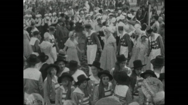 1927年，布宜诺斯艾利斯狂欢节上，一群穿着复古服装的人们等待着游行。视频素材
