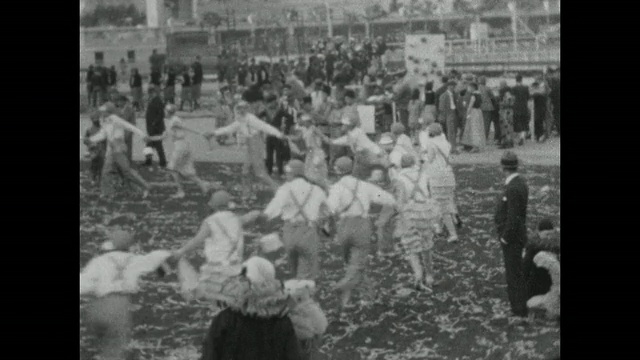 1927年，布宜诺斯艾利斯狂欢节上，一群穿着复古服装的人们围成一圈跳舞，等待游行。视频素材