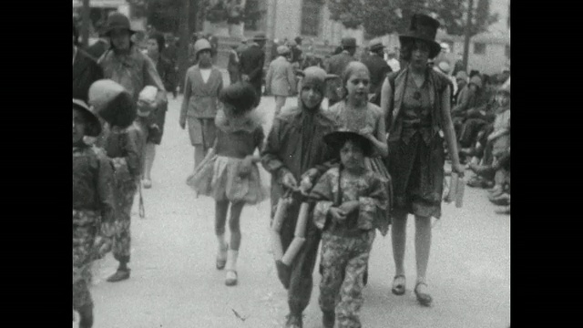 1927年，布宜诺斯艾利斯狂欢节上，一群孩子装扮成魔鬼、小丑和吉普赛人游行。视频素材
