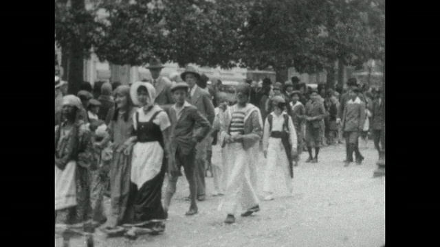 1927年，布宜诺斯艾利斯狂欢节上，人们穿着服装上街游行。视频下载