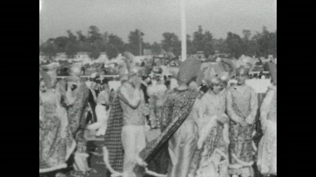 1927年，布宜诺斯艾利斯狂欢节上，一群穿着复古服装的人们等待着游行。一群魔鬼和新婚夫妇在镜头前摆姿势。视频素材