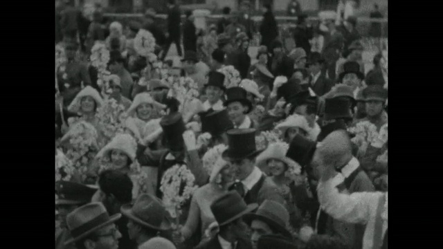 1927年，布宜诺斯艾利斯狂欢节上，人们穿着复古服装等待游行。视频素材
