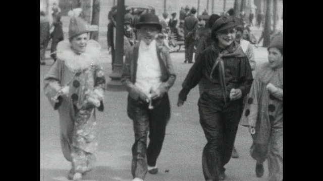 这是1927年布宜诺斯艾利斯狂欢节期间，男孩们穿着小丑服装走在街上的蒙太奇画面。视频素材