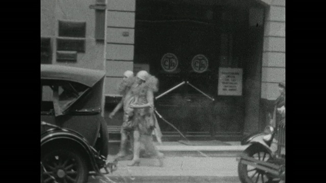 1927年，布宜诺斯艾利斯狂欢节上，两个女人打扮成荡妇走在街上。视频素材