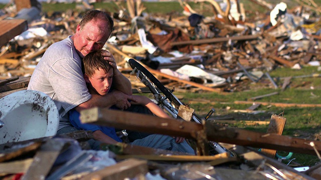 父亲和儿子-自然灾害视频素材
