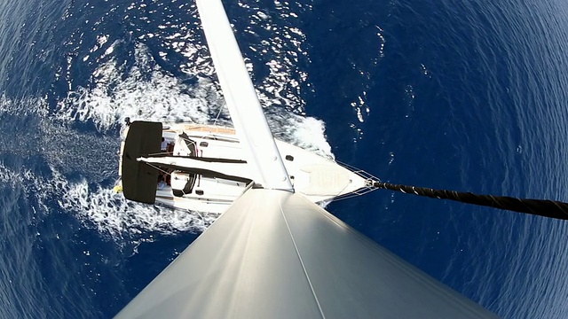 桅杆顶上的帆船视频素材
