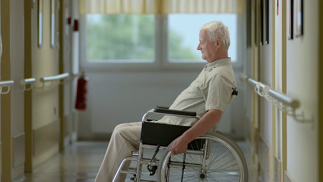 HD:走廊里的残疾人老人视频素材