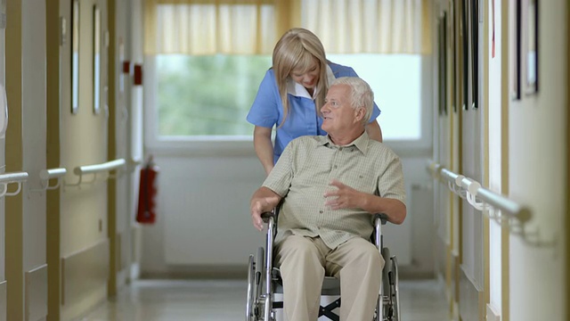 护士推着轮椅上的老人视频素材