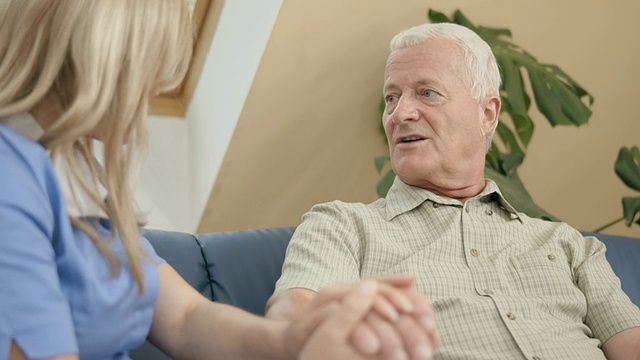 HD DOLLY:护理护士与老人交谈视频素材