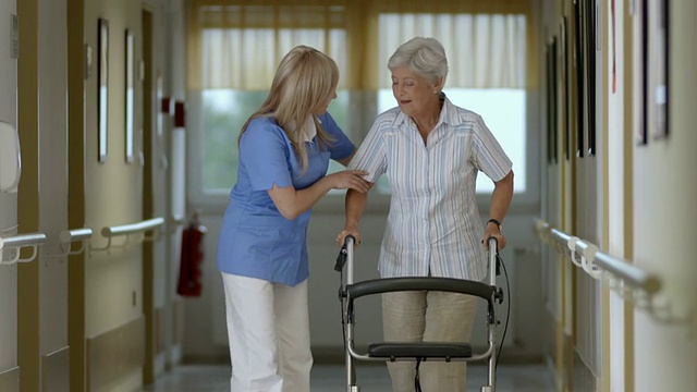 HD:护士帮助老年妇女与Walker视频素材