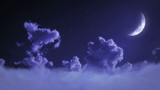 在夜晚穿越云层。新月。视频下载