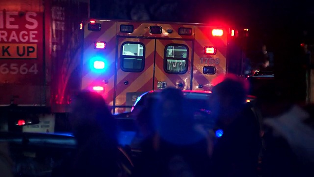 一辆救护车在晚上开着应急灯。视频下载