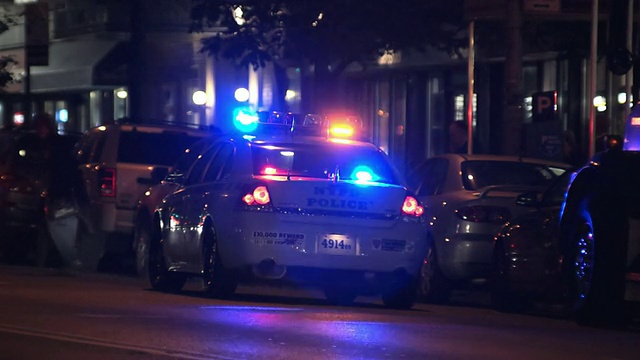 纽约警察局的警车开着应急灯停在路边。视频下载
