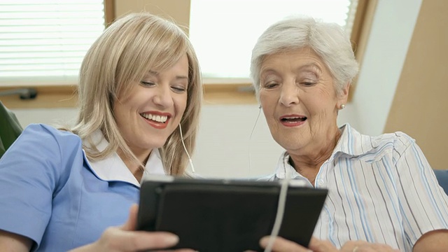 HD:护士和老奶奶在唱歌视频素材