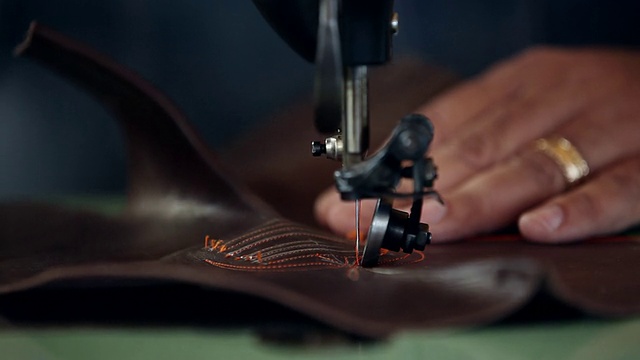 CU靴子制造商缝制靴轴的牛仔靴视频下载