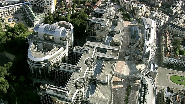 图为比利时布鲁塞尔的欧洲议会大厦视频下载