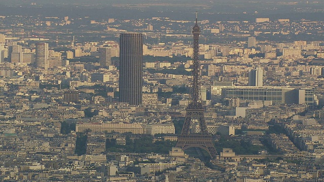 埃菲尔铁塔鸟瞰图和蒙帕纳斯山/法国巴黎视频素材