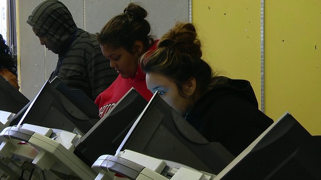 总统选举前两天，美国俄亥俄州托莱多市的选民在提前投票地点投票视频下载