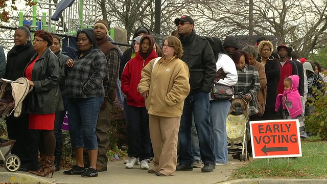 总统选举前两天，美国俄亥俄州托莱多市的选民在提前投票地点排队等候投票视频下载