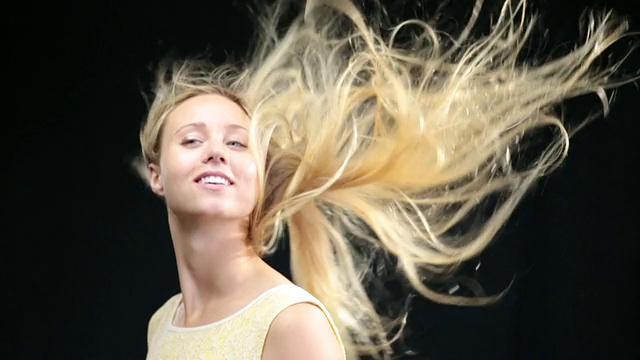 MS SLO MO女士移动的头与长长的金发在风中移动/伦敦，大伦敦，英国视频下载
