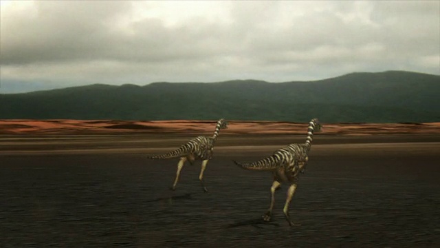 长镜头泛左泛右-在电脑生成的动画中，两条腿的生物在山附近的人行道上奔跑。/美国纽约纽约市视频下载