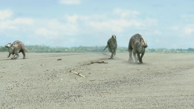 长镜头推出-在电脑生成的动画中，恐龙成群结队地跑过沙滩。/美国加州洛杉矶视频下载