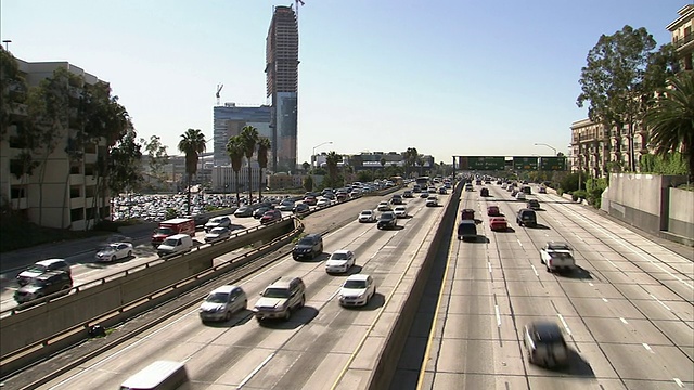 极长镜头静态-交通流沿着洛杉矶的高速公路。/美国加州洛杉矶视频素材