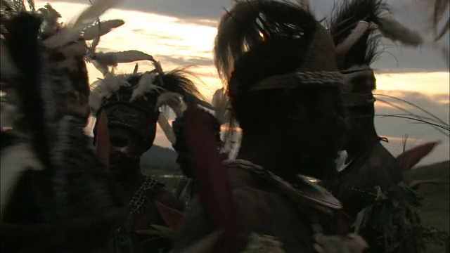 中等手持-巴布亚新几内亚当地人戴着头饰表演欢迎舞蹈。巴布亚新几内亚视频素材