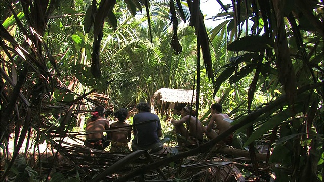 远距离拍摄——一群印尼人坐在一个森林村庄里。/印尼视频下载