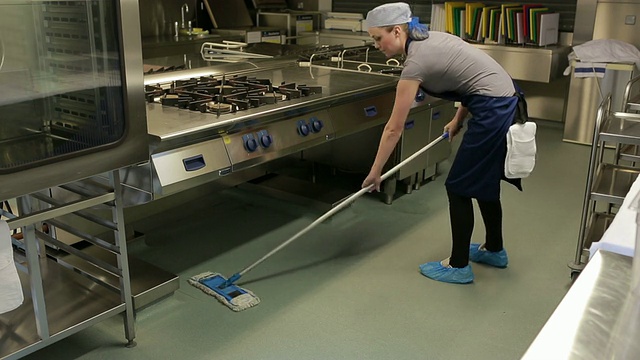 清洁工在厨房里擦地板视频下载