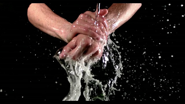 男人用肥皂和水洗手视频下载