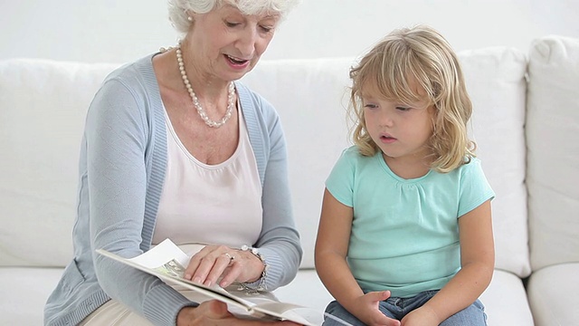 奶奶和孙女在看书视频素材