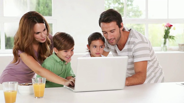 家庭使用白色笔记本电脑视频素材