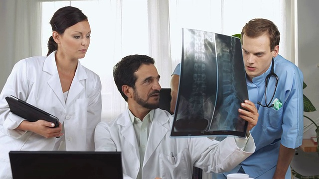 脊柱外科医生检查x光片视频素材
