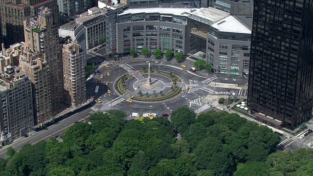 以时代华纳中心为背景环绕纽约哥伦布圆环飞行。2006年拍摄的。视频素材