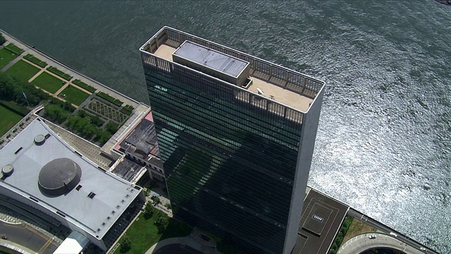 联合国大楼的部分轨道，朝向东河。2006年拍摄的。视频下载