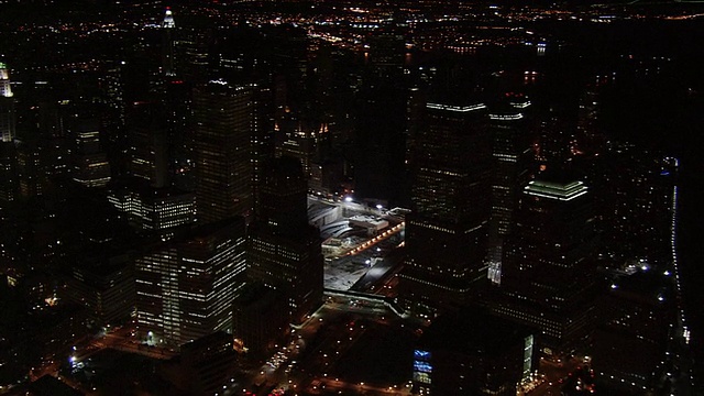 夜航沿着哈德逊河飞向世贸中心遗址。2005年拍摄的。视频素材