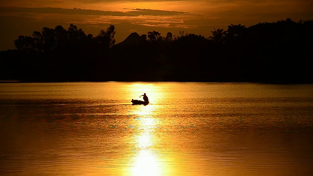 渔船与渔民在日落的海上视频素材