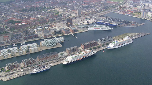 海港和游轮鸟瞰图/哥本哈根，丹麦视频下载