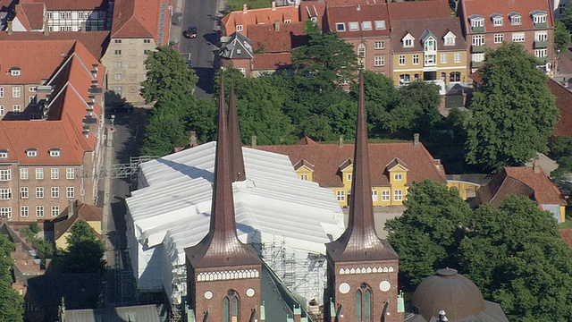 丹麦罗斯基勒大教堂(sjaeland)塔尖鸟瞰图视频下载