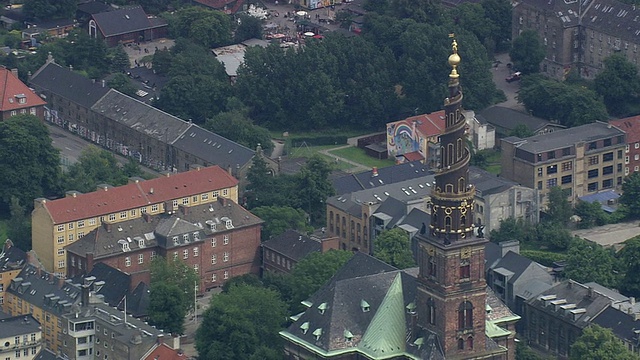 Vor Freslers Kirke(螺旋塔)/哥本哈根，丹麦，WS AERIAL ZO视图视频下载
