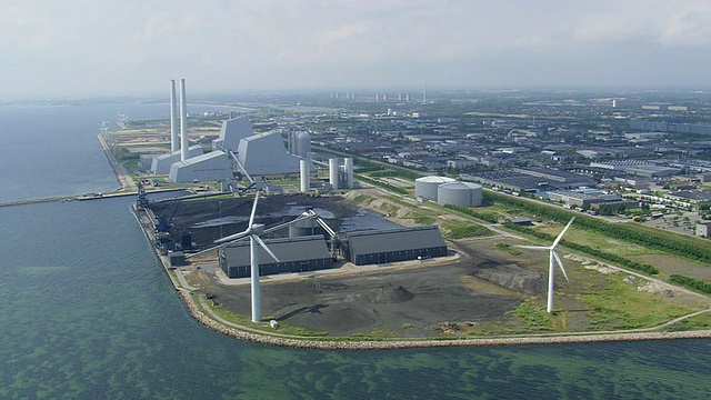 风力发电场和发电站鸟瞰图/哥本哈根，丹麦视频下载