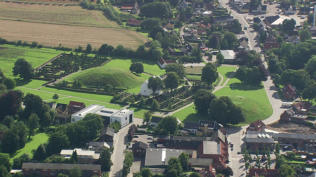 Jelling、墓室和教堂的WS鸟瞰图/ Vejle，丹麦视频下载