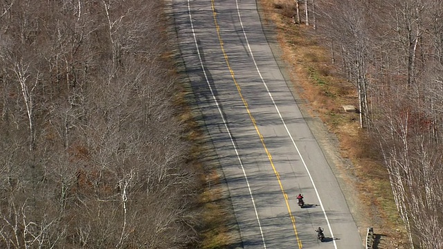 一组骑摩托车的人正在高速公路上通过克劳福德Notch森林地区/新罕布什尔州，美国视频素材