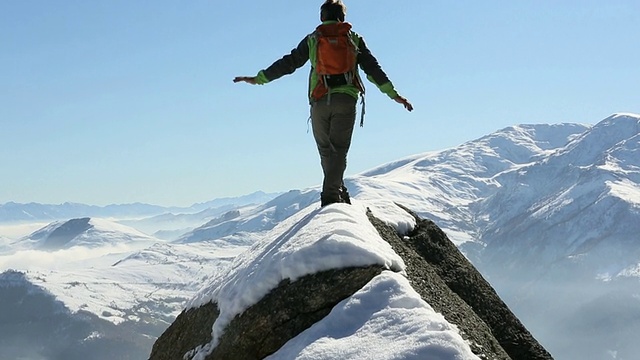 攀爬者在狭窄的山脊上保持平衡视频素材