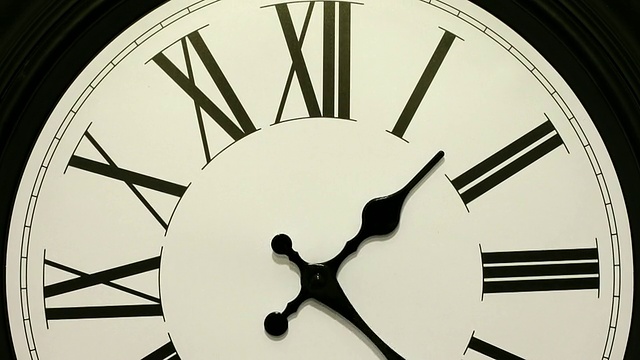 时钟在12点时的倒转、减速和前进的时间间隔。穿越时间和未来。视频素材