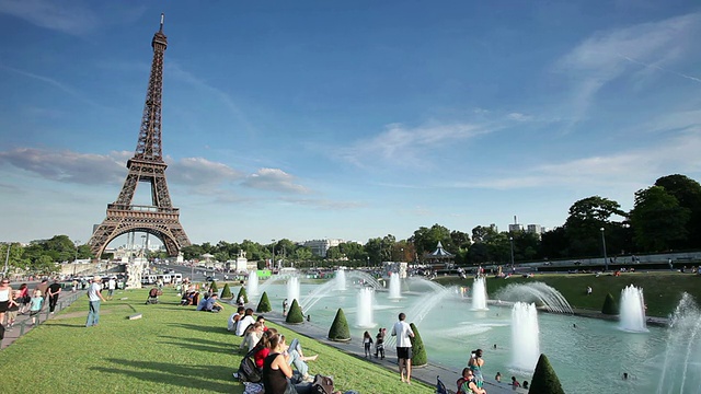 埃菲尔铁塔和游客的照片，从Jardins du Trocadero /巴黎，法兰西岛，法国视频下载