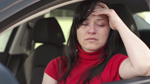 女人在车里哭泣视频下载